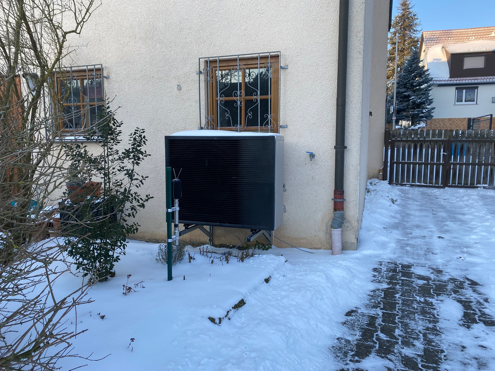 Der Einsatz von Wärmepumpen ist in nahezu allen Gebäudetypen möglich. Auch bei niedrigen Außentemperaturen heizt die DAIKIN Altherma 3 H HT effizient und zuverlässig. © DAIKIN